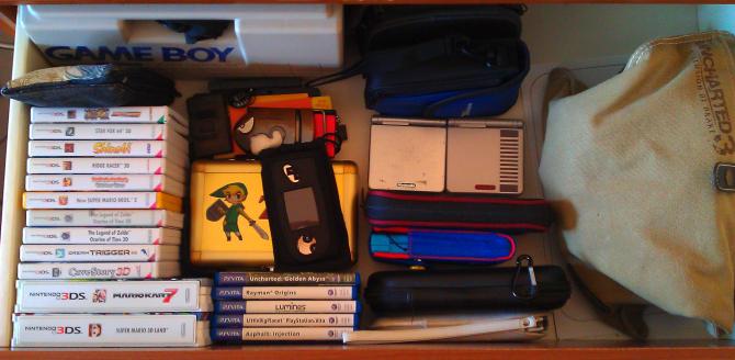 Salon Consoles portables, jeux Nintendo 3DS, PS Vita et GameBoy en loose (dans la sacoche)